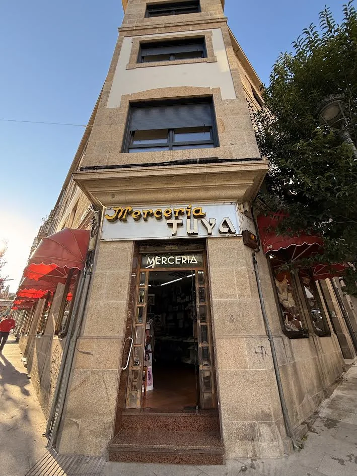 Fachada de Mercería Tuya en Rúa México, Vigo